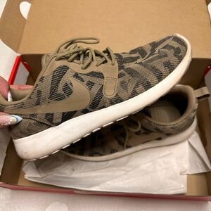 Nike Tan and Black Knit Casual Sneakers